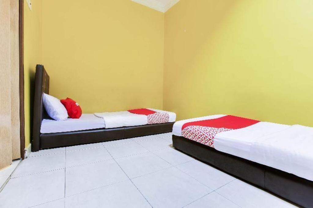 Oyo 89406 Lucky Budget Hotel Nilai Exterior photo