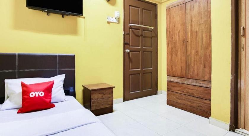 Oyo 89406 Lucky Budget Hotel Nilai Exterior photo