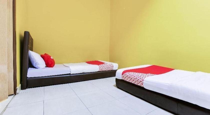 Oyo 89406 Lucky Budget Hotel Nilai Exterior photo