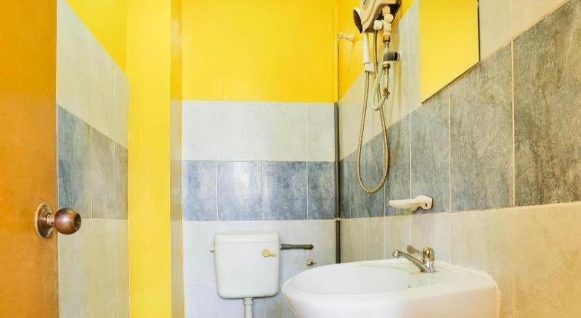 Oyo 89406 Lucky Budget Hotel Nilai Exterior photo